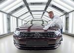 KØREKLAR. En Passat Variant tjekkes af medarbejderen Maik Neubert hos Volkswagen, der har stor succes rent forretningsmæssigt. 