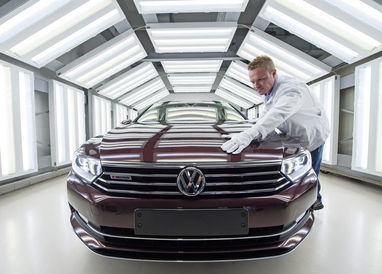 KØREKLAR. En Passat Variant tjekkes af medarbejderen Maik Neubert hos Volkswagen, der har stor succes rent forretningsmæssigt. 