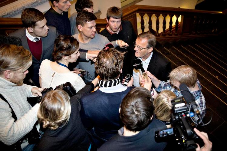 Folkesag. Salget af Dongaktier mødte folkelige protester og fik SF til at forlade regeringen. 