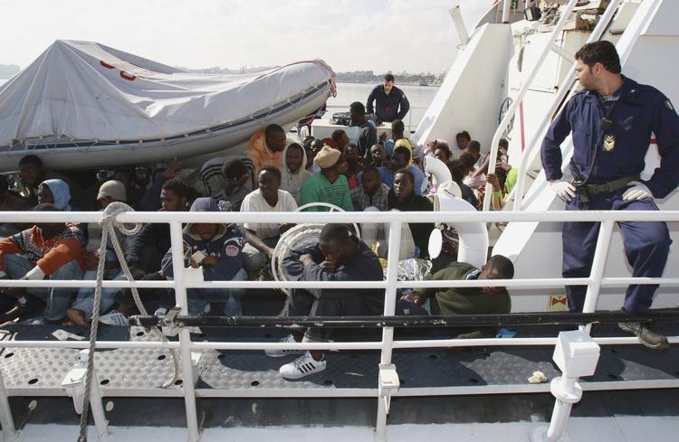Flugt. Tusindvis af flygtninge tager turen over Middelhavet med kurs mod Europa. Flere tager af sted fra Libyen, hvor man ser hjælpeløst til. 