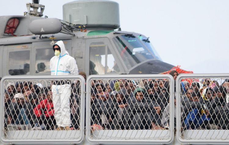 Flugt. Omkring 700 flygtninge frygtes at  have mistet livet undervejs fra blandt andet Libyen og Syrien til Italien. 