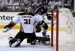 TRAVLT. Frederik Andersen bliver her passeret af Winnipegs Blake Wheeler, men danskeren afværgede ellers 31 og modstandernes 35 forsøg på mål. 