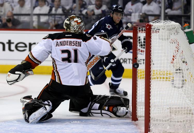 TRAVLT. Frederik Andersen bliver her passeret af Winnipegs Blake Wheeler, men danskeren afværgede ellers 31 og modstandernes 35 forsøg på mål. 