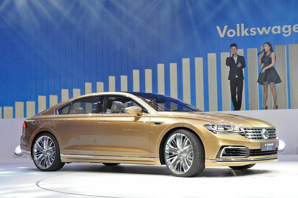 STORLADEN. VW bevæger sig op i luksusklassen med C Coupe GTE. Den er fem meter lang og kan ses som en konkurrent til Mercedes CLS. Om den bliver bygget, er uvist. Men VW har brug for nye, friske modeller i den dyre ende. 