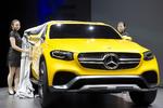 BLANDING. Først bygger man en crossover, der går i højden. Og så banker man den ned, så den minder om en coupe. Det er i store træk sådan, at Mercedes CLC Coupe er blevet til. Det er foreløbig kun en konceptbil, men den skal nok blive bygget. BMW har haft stor succes med X6 efter samme skabelon. 