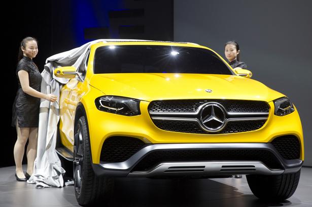 BLANDING. Først bygger man en crossover, der går i højden. Og så banker man den ned, så den minder om en coupe. Det er i store træk sådan, at Mercedes CLC Coupe er blevet til. Det er foreløbig kun en konceptbil, men den skal nok blive bygget. BMW har haft stor succes med X6 efter samme skabelon. 