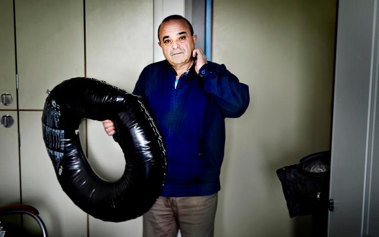 Redningen. Azzam Zaharawi med den badering til fem dollar, som reddede ham fra druknedøden i Middelhavet. 