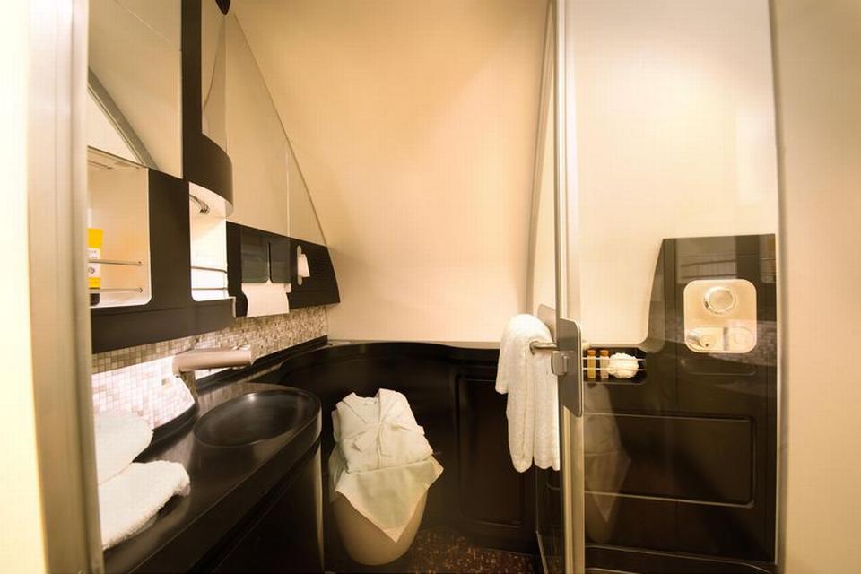 hotelniveau. Badeværelse på første klasse ser ud til at matche et femstjernet hotel. Foto: Airbus 