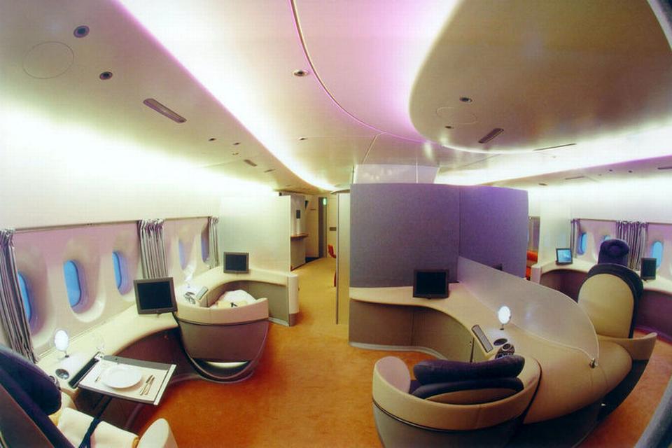 luftigt. Passagererne kommer ikke til at sidde knæene af hinanden, når de flyver på første klasse med Airbus A380. Foto: Airbus 