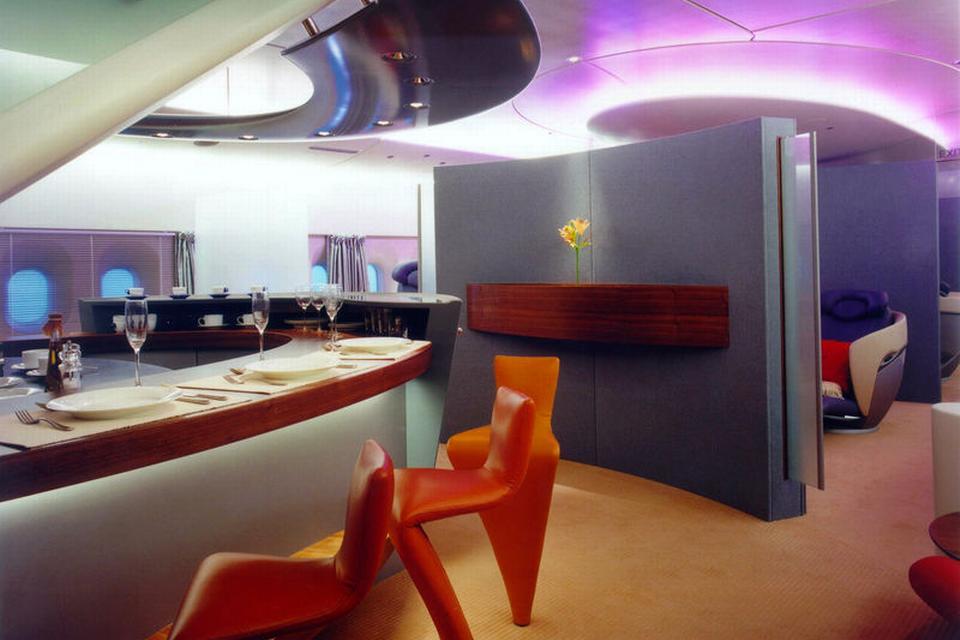 service. Det fine bestik er lagt frem i den fine afdeling af Airbus A380. Foto: Airbus 