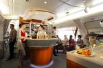 møderum. Her kan man møde de andre passagerer til en drink i Emirates' udgave af Airbus A380-flyet. Dog kun på dyrere pladser. Foto: Emirates 