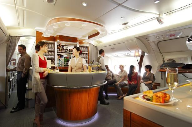møderum. Her kan man møde de andre passagerer til en drink i Emirates' udgave af Airbus A380-flyet. Dog kun på dyrere pladser. Foto: Emirates 