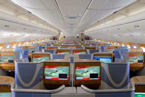ophøjet. På business klasse er der fornuftig plads hos Emirates. Men man risikerer at havne på et midtersæde. Foto: Emirates 
