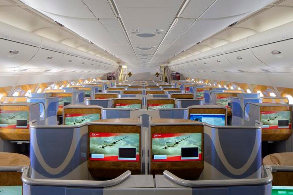 ophøjet. På business klasse er der fornuftig plads hos Emirates. Men man risikerer at havne på et midtersæde. Foto: Emirates 