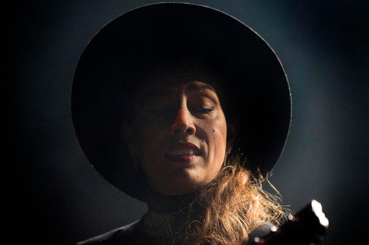 Mørkt. Der var tæt på udsolgt i Skuespilhuset, da Jenny Wilson genopførte sit coming-of-age- debutalbum, 'Love and Youth', hvor uroen sitrer nede under sommererindringerne. 