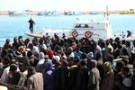 ANKOMST. Migranter venter på at kunne forlade deres båd i havn på Sicilien. 