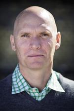 Prismodtager. Anthony Doerr rejser rundt og fortæller europæerne om sin bestsellerroman 'Alt det lys vi ikke ser'. Til Politiken sagde han: »Børn og krig er selvfølgelig et ret banalt tema. Det har bekymret mig, siden jeg begyndte at skrive romanen for 10 år siden. Men jeg har forsøgt at komme uden om det ved at gøre hovedkaraktererne unikke, så de netop ikke bare er to stakkels børn«. 