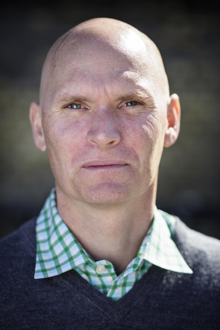 Prismodtager. Anthony Doerr rejser rundt og fortæller europæerne om sin bestsellerroman 'Alt det lys vi ikke ser'. Til Politiken sagde han: »Børn og krig er selvfølgelig et ret banalt tema. Det har bekymret mig, siden jeg begyndte at skrive romanen for 10 år siden. Men jeg har forsøgt at komme uden om det ved at gøre hovedkaraktererne unikke, så de netop ikke bare er to stakkels børn«. 