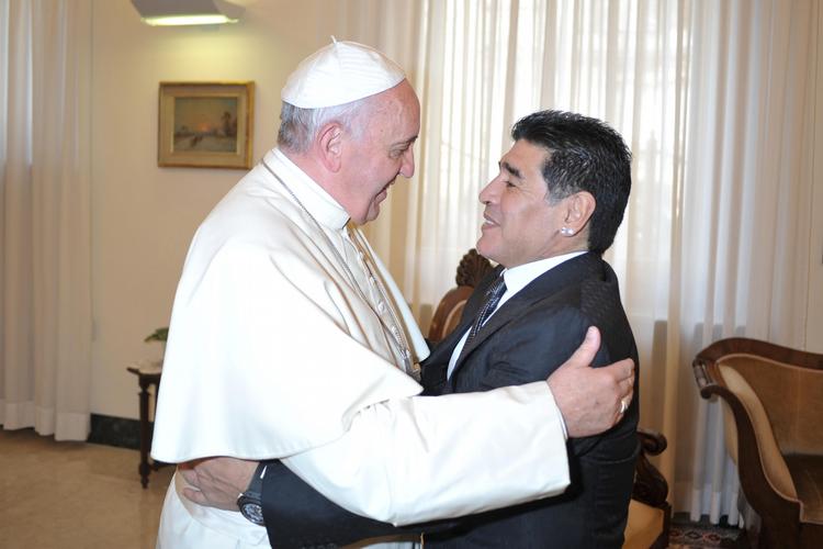 Landsmænd. Pave Frans havde Diego Maradona i audiens i september sidste år i forbindelse med en kamp for fred, som paven havde arrangeret. 