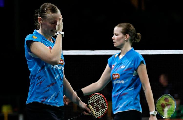 Kage. Forholdet mellem Badminton Danmark og fem af landets topspillere – bl.a. Christinna Pedersen og Kamilla Rytter Juhl her – er gået i hårdknude, efter at forbundet har indgået en aftale med småkageproducenten Danisa, der er konkurrent til profilernes individuelle partner, Kjeldsen Cookies. 