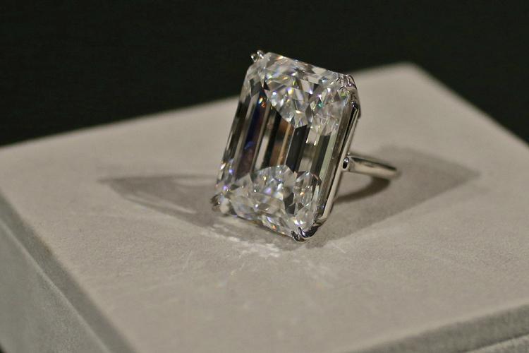 Diamant. Denne hvide diamant blev handlet til 153 millioner kroner hos auktionshuset Sotheby's. 