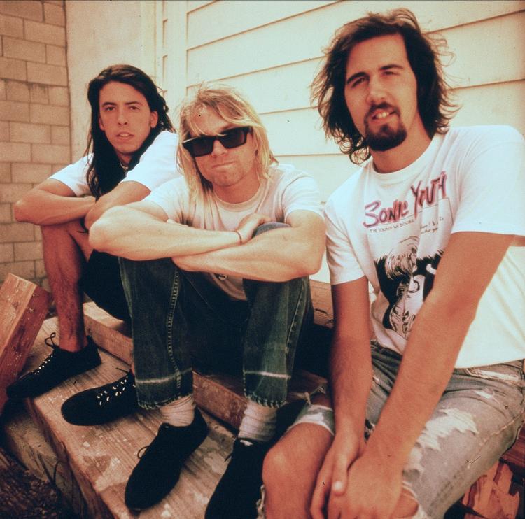 Nirvana. Det er Cobain i midten. Vidste du ikke det, har du lang vej gennem quizzen. David Grohl sidder til venstre og Kris Novoselik til højre. 
