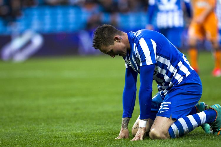Bundhold. Esbjergs midtbanespiller Emil Lyng i kampen mod Randers. 