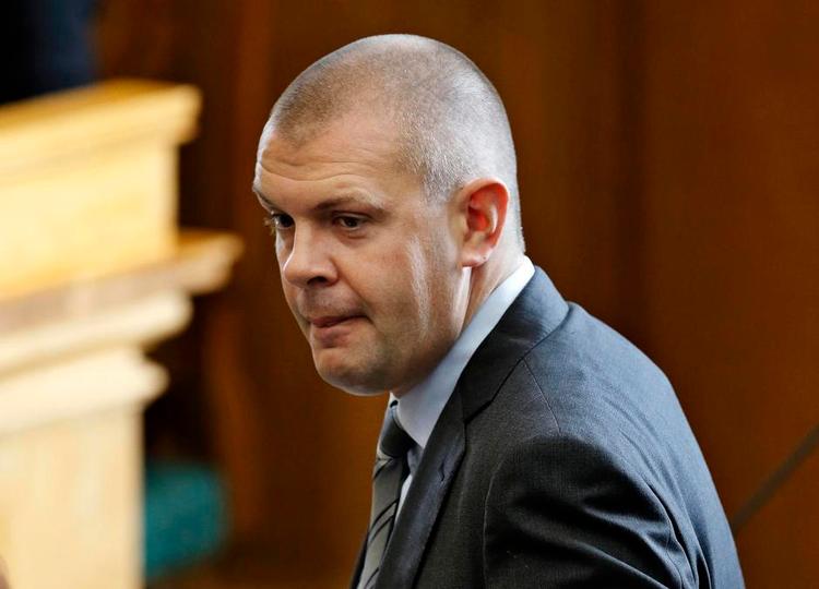 Forsvar Finansminister Bjarne Corydon (S) forsvarede i samråd i Folketingets Finansudvalg i går endnu en gang salget af Dong-aktier til Goldman Sachs. 