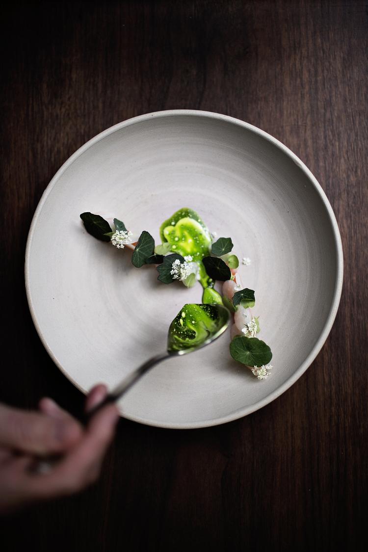 Gourmet. En af de deltagende restauranter er den to-stjernede Michelin-restaurant AOC. 