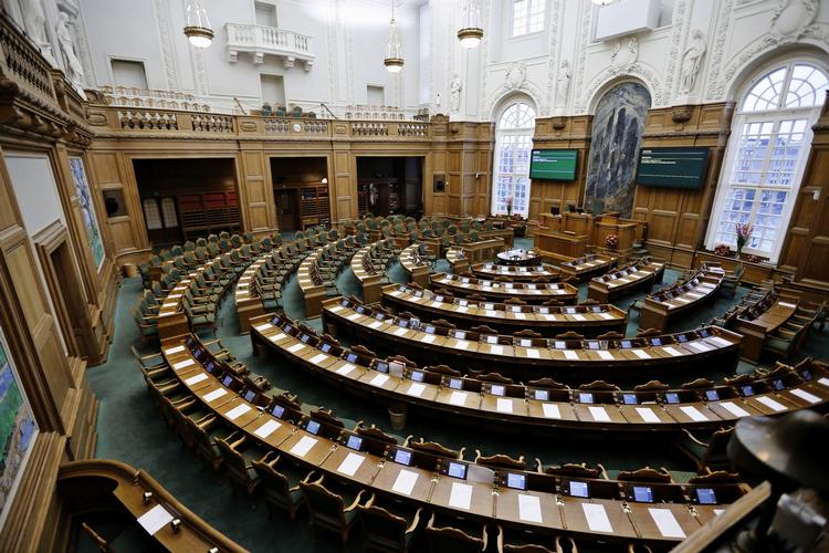 Valgkamp. Landets politikere kæmper om en af de 179 pladser i Folketinget. Hvis de bliver valgt, skal de i de næste fire år krydse politiske klinger i folketingssalen, som her er fotograferet i forbindelse med åbningsdebatten i Folketinget sidste år. 