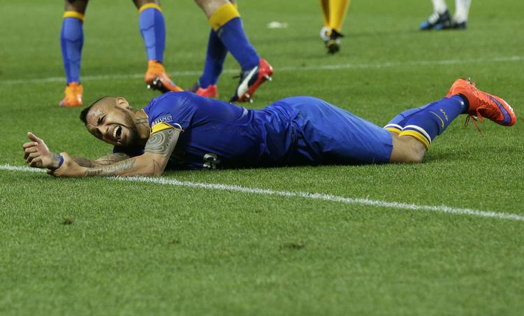 SMERTE. Det gjorde undervejs ondt på en godt slidt Arturo Vidal, der røg ud på bænken, men smilede kom frem senere, da semifinalen var i hus. 