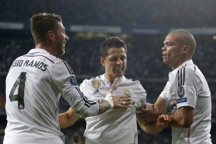 Glæde. Javier 'Chicharito' Hernández (midten)  jublede med hele kroppen - og sammen med Sergio Ramos (venstre) og Pepe - da han afgjorde Real Madrids Champions League-kvartfinale mod byrivalerne Atlético Madrid. Foto: Paul White/AP 