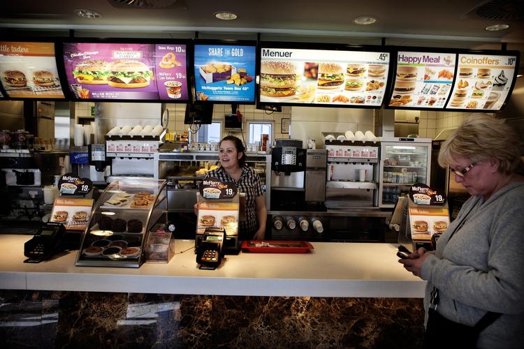 Kalorier. Står det til 4 store danske organisationer, skal restauranterne skilte med kalorieindhold på menutavlen. 