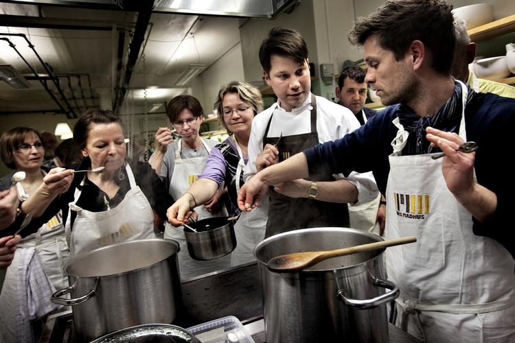 Sammenhold. Danskerne skal samles om kødgryderne og måltiderne. Det er et af tre nye måltidsråd fra Fødevareministeriet. 