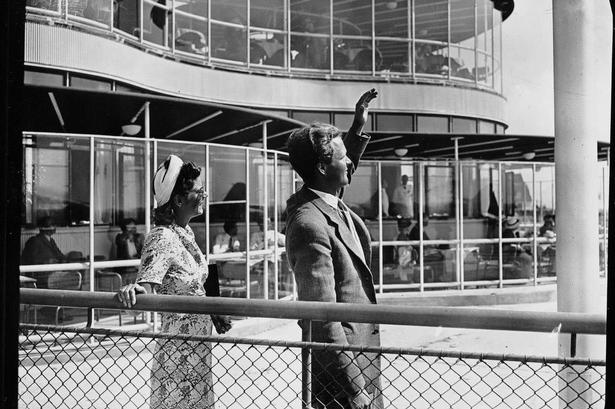 afsked. Der vinkes farvel i lufthavnen. Årstal ukendt. 