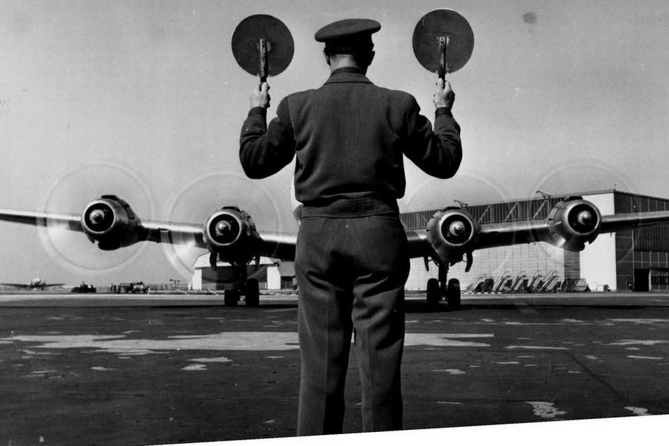 landing. Et fly vinkes på plads. Årstal ukendt, men flyet benytter Vilhelm Lauritzen-terminalen. 