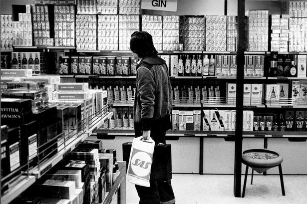 indkøb. Tidligere var der mere at komme efter i tax free-butikken end i dag. Billedet er fra 1978. 
