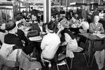 trængsel. En forfriskning i cafeteriet i 1963 inden afgang. 