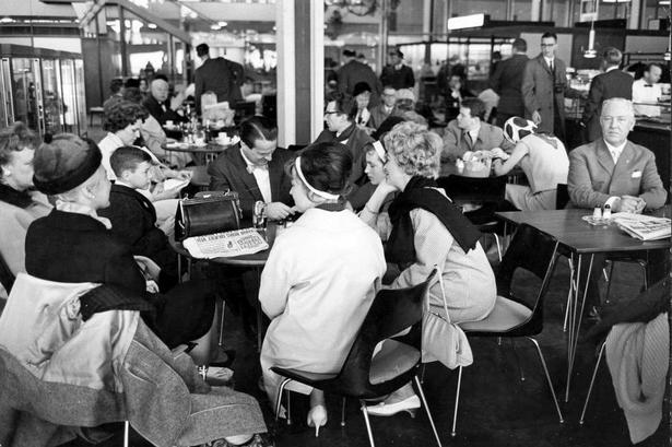 trængsel. En forfriskning i cafeteriet i 1963 inden afgang. 