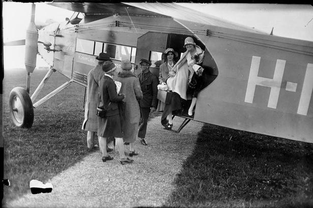 afgang. Så er der kun få minutter til afgang fra Københavns nye lufthavn. Billedet er taget mellem 1925 og 1928. 