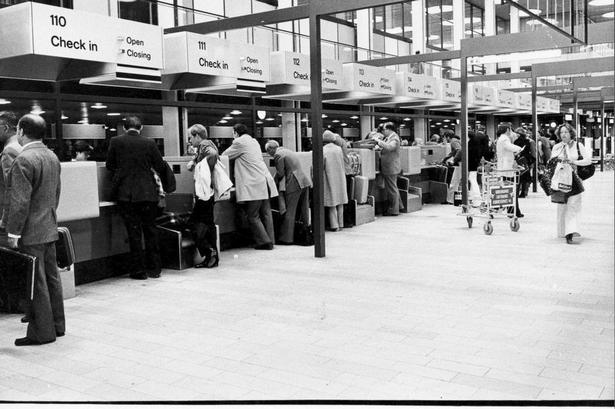 rejselyst. I princippet foregik indtjekning i 1977 på samme måde som i dag. Nu er der bare lidt flere automater. 