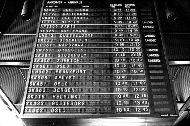 forsinket. Strejke i lufthavnen i 1981 gav mærkbare forsinkelser. Tavlen er fra før den digitale periode. 