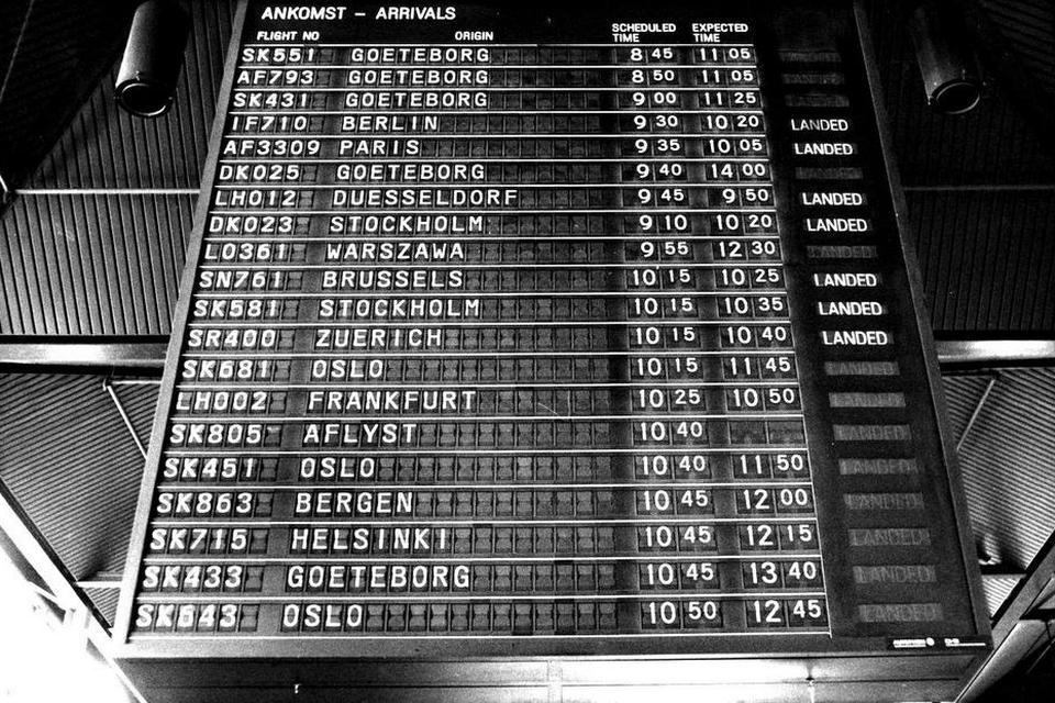 forsinket. Strejke i lufthavnen i 1981 gav mærkbare forsinkelser. Tavlen er fra før den digitale periode. 
