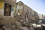 Luftangreb. En yemenit står foran sit ødelagte hus nær Sanaa Lufthavn. 