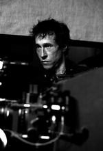 komponist-instruktør. Bertrand Bonello, 46 år, er uddannet komponist, men har sideløbende lavet spille-, kort- og dokumentarfilm siden 1996: »Musikken har et indre liv, mens filmens er ydre. Hvis jeg beder dig beskrive et billede, og du gør det, så ville jeg kunne beskrive nøjagtig det samme billede af et hus og nogle træer på samme måde. Musik er mere intim og indadrettet. Mere abstrakt«. Foto: Cph Pix 