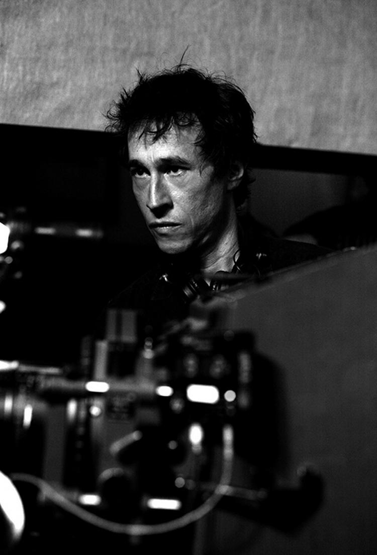 komponist-instruktør. Bertrand Bonello, 46 år, er uddannet komponist, men har sideløbende lavet spille-, kort- og dokumentarfilm siden 1996: »Musikken har et indre liv, mens filmens er ydre. Hvis jeg beder dig beskrive et billede, og du gør det, så ville jeg kunne beskrive nøjagtig det samme billede af et hus og nogle træer på samme måde. Musik er mere intim og indadrettet. Mere abstrakt«. Foto: Cph Pix 