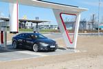 AFLUKKE. Her kommer kun biler fra Tesla. Andre bilmærker kan tanke i baggrunden. 