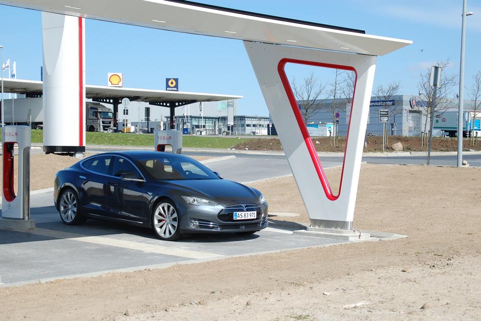 AFLUKKE. Her kommer kun biler fra Tesla. Andre bilmærker kan tanke i baggrunden. 