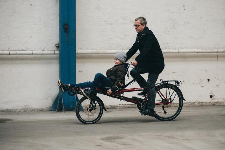 PRØVETUR. Der var frit valg på alle hylder, da Helsingør Kommune holdt åbent hus i forbindelse med sit nyetablerede cykelbibliotek. Her kan borgere i alle aldre undersøge, hvilken type der passer dem bedst. 