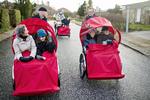 samvær. Frivillige fra organisationen "Cykel uden alder" kører ældre fra plejecentret Solgården i Virum på tur i rickshaws. 